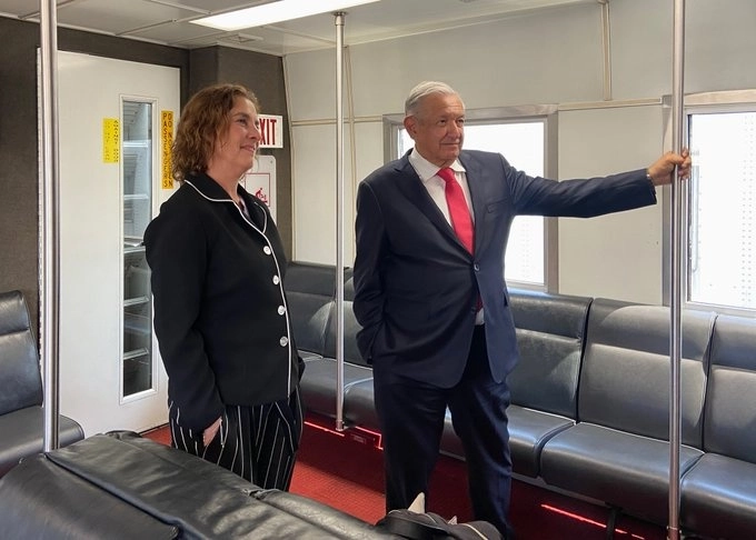 El presidente Andrés Manuel López Obrador (der) junto con su esposa Beatriz Gutiérrez Müller (izq). Foto tomada de la cuenta de Twitter del mandatario