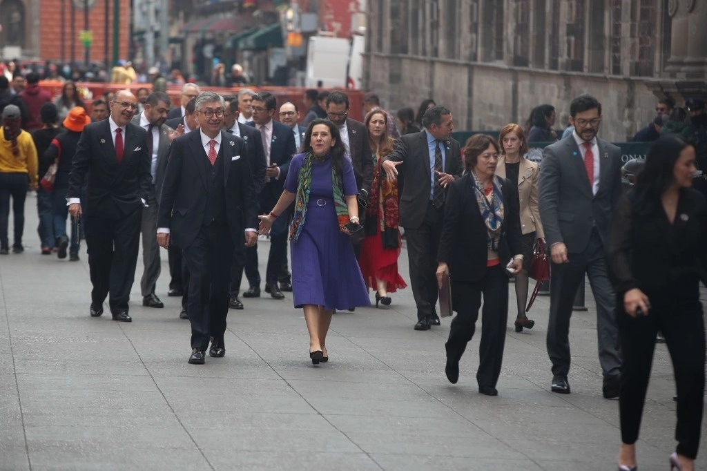 Diplomáticos llegan a Palacio Nacional, para una reunión privada con la presidenta Claudia Sheinbaum, en la Ciudad de México, el 8 de enero de 2025. Foto Cristina Rodríguez
