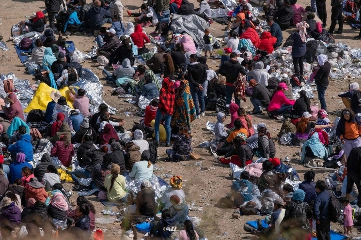 Migrantes acampan con la esperanza de poder entregarse a la Patrulla Fronteriza. Foto Afp /Archivo