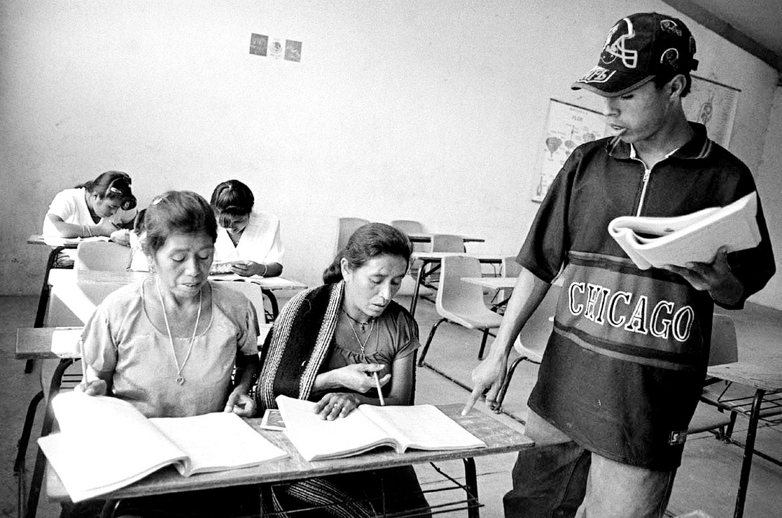 Educación para adultos en la comunidad de San Gregorio, Veracruz, la entidad con mayor número de analfabetos. Foto archivo ‘La Jornada’