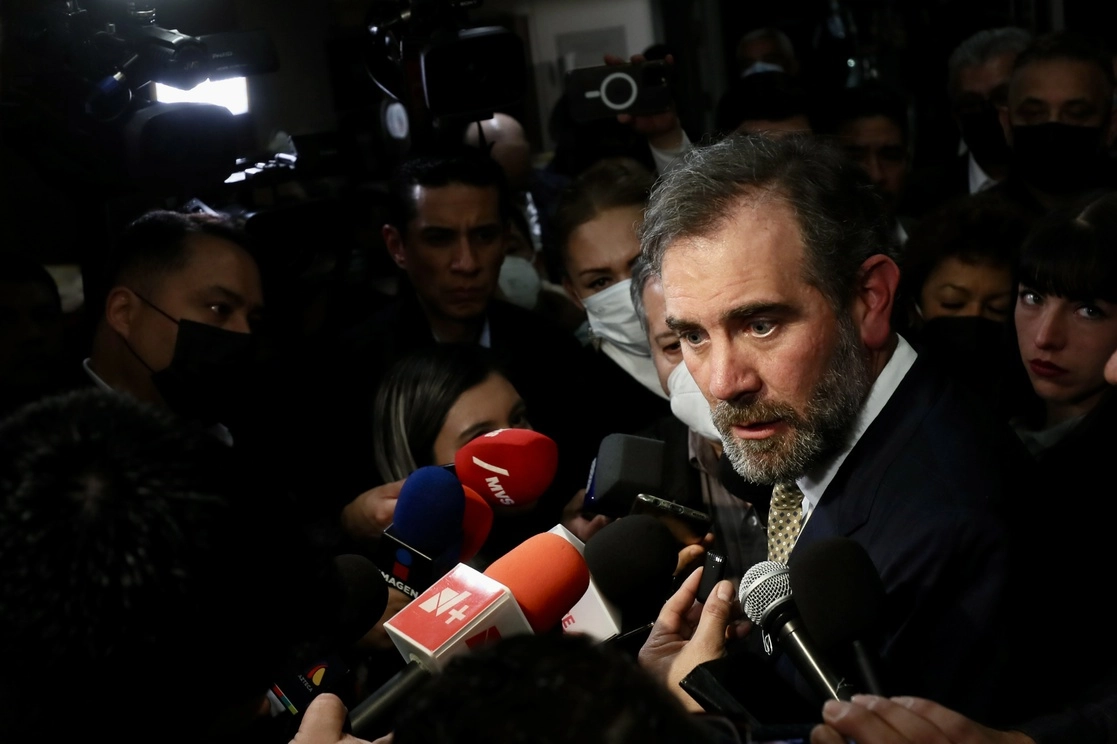 El consejero presidente del INE, Lorenzo Córdova tras su reunión con senadores. Foto Roberto García