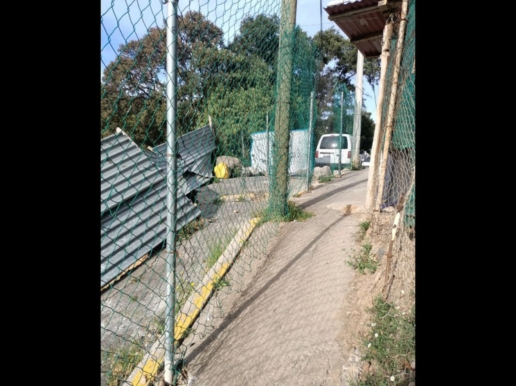 Colonos que habitan en el borde de la barranca Atzoyapan, en Cuajimalpa, hicieron un llamado al Sistema de Aguas de la Ciudad de México para que atienda el talud que se originó por una obra inconclusa y que pone a sus viviendas en riesgo de colapso. Foto proporcionada por vecinos 



