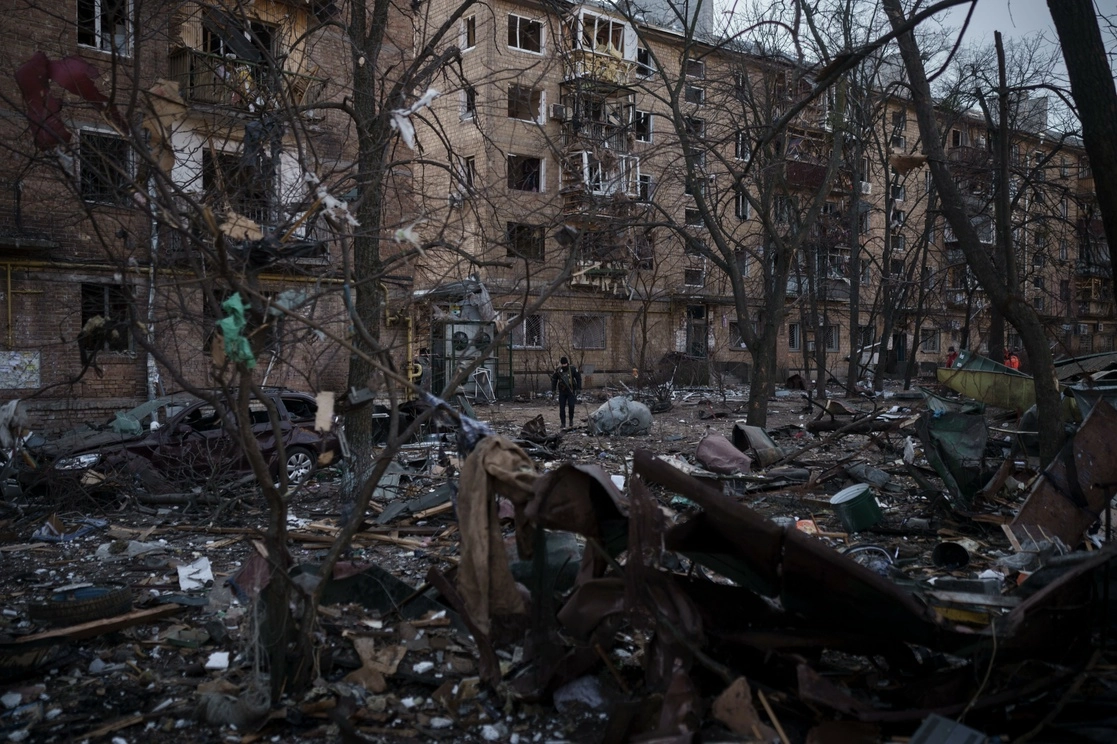 Zona residencial de Kiev en ruinas tras bombardeos rusos. Foto Ap