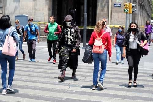 De todas formas los capitalinos se protegen del coronavirus para evitar su propagación. En esta imagen, peatones en el Zócalo. Foto José Antonio López