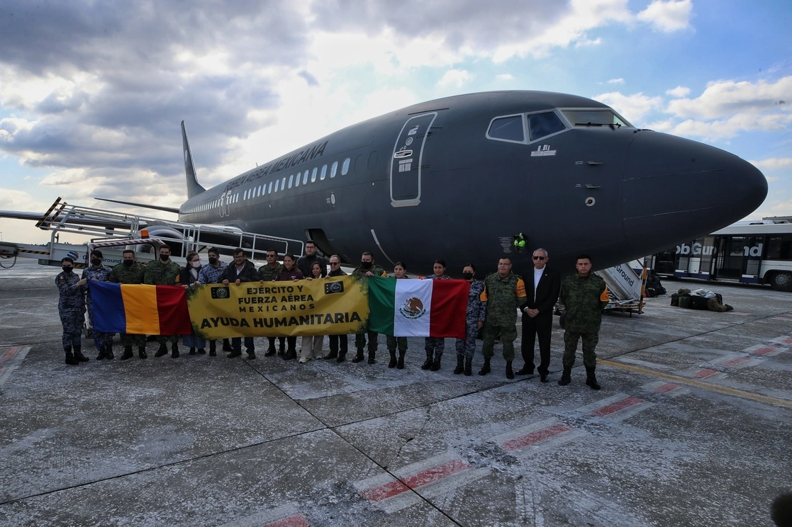 Personal de la cancillería acompaña el vuelo que llegó a Bucarest con ayuda humanitaria y repatriará a mexicanos y sus familiares que dejaron Ucrania por la guerra. Foto Marco Peláez