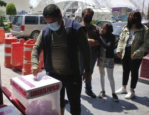 Pobladores de San Salvador Atenco, estado de México, votaron ayer en la consulta ciudadana y dijeron estar a favor de juzgar a los ex presidentes Enrique Peña Nieto y Vicente Fox Quesada por la represión contra los opositores a la construcción del nuevo aeropuerto en el municipio de Texcoco. Foto Javier Salinas
