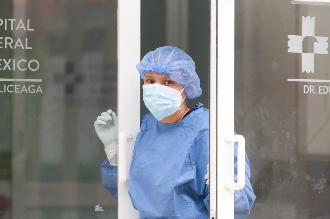 Una trabajadora de la salud en la zona de urgencias del Hospital General de México, en la Ciudad de México, el 24 de enero de 2021. Foto Pablo Ramos