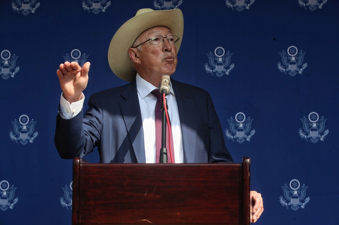 La seguridad es un tema compartido entre México y Estados Unidos en el que “aún falta mucho por hacer”, aseguró el embajador estadunidense Ken Salazar. Foto Marco Peláez / Archivo