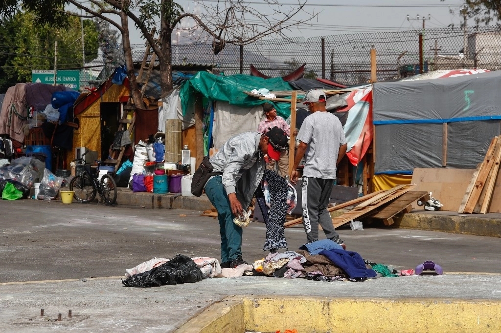 Campamento de migrantes instalado en Eje Central y Poniente 122, en la alcaldía Gustavo A. Madero. Foto Víctor Camacho