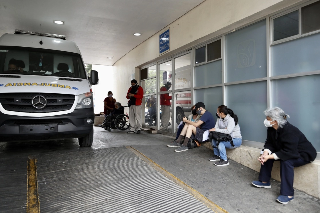 Afuera del Hospital General Zona 1 Los Venados del IMSS, familiares esperan a ser informados sobre la condición de sus pacientes. Foto Yazmín Ortega Cortés