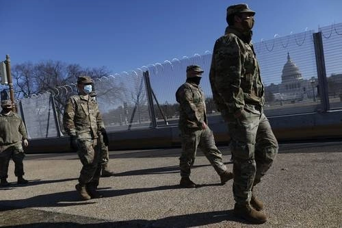 Continúan las vallas y las actividades de vigilancia en torno al Capitolio, aunque reabrieron ya la mayoría de los espacios públicos y las calles del centro de Washington. Foto Ap
