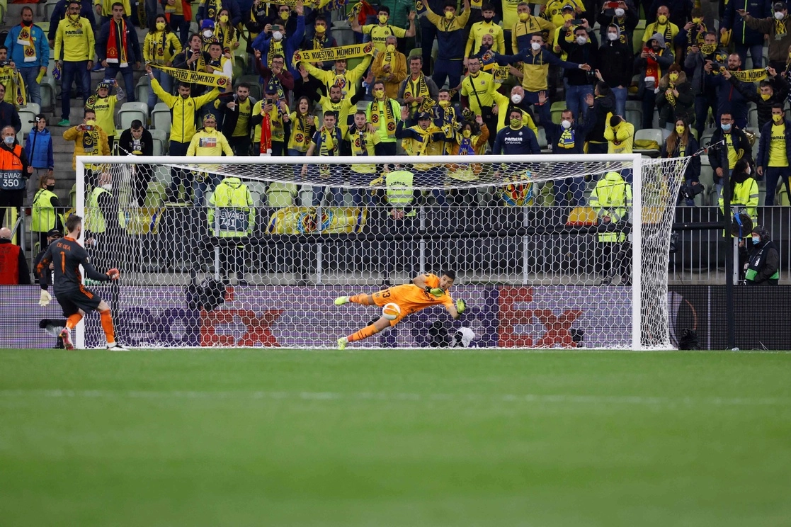 El portero del Villarreal Gerónimo Rulli ganó en el duelo de nervios y tras anotar su disparo detuvo el tiro de su homólogo David de Gea para conseguir la victoria, el 26 de mayo de 2021. Foto Afp