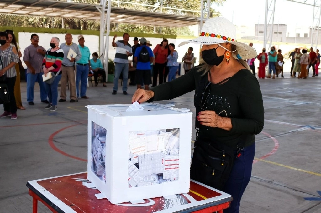"Se trata de un 'albazo' de la cúpula 'charra' del SNTE, porque solo en algunas escuelas se colocó la convocatoria en las puertas de acceso, denunciaron maestros. Imagen de archivo tomada de https://www.facebook.com/SNTE.OFICIAL