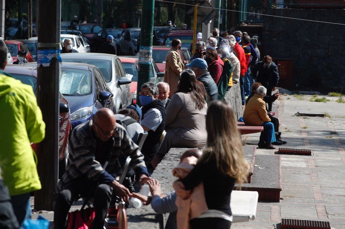 La primera jornada de vacunación de adultos mayores de 60 años en la CDMX comenzó con gran afluencia, retrasos y esperas hasta de cuatro horas, el 15 de febrero de 2021. Foto Cristina Rodríguez