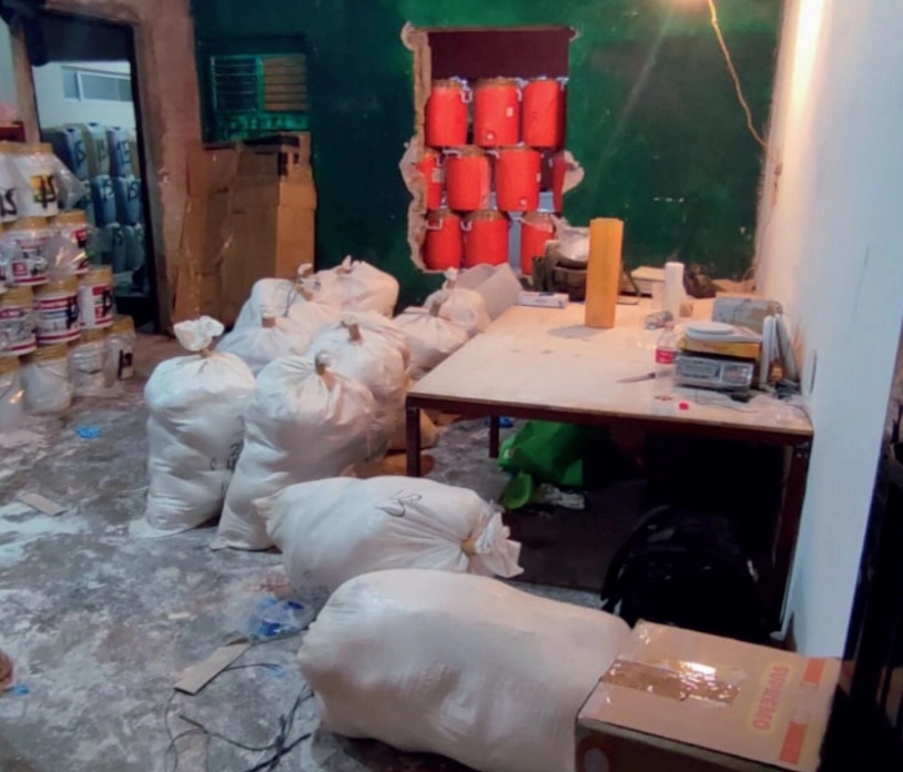 En Culiacán, Sinaloa, fuerzas federales catearon un inmueble que era usado como centro de almacenamiento de droga sintética, donde se localizaron más de 5 mil 800 kilos de metanfetamina. Foto cortesía de la Sedena