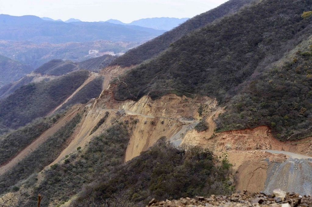 Tramo de la carretera Badiraguato – Guadalupe y Calvo, en fase de obra. Foto Cuartoscuro / Archivo