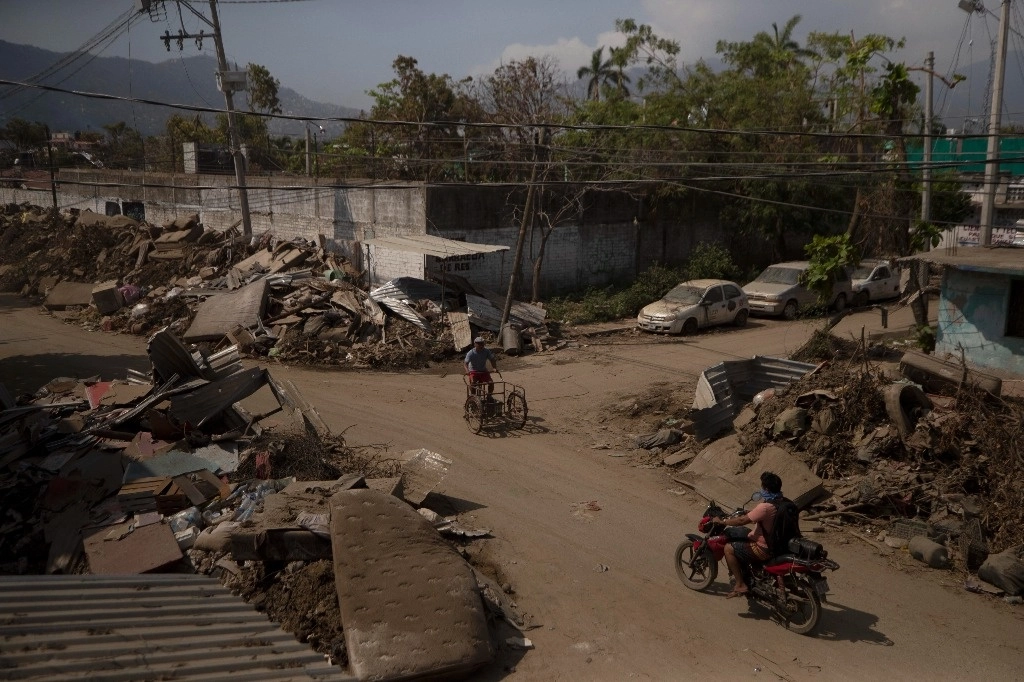 Continúan los trabajos de limpia y mantenimiento en el puerto de Acapulco tras el paso del huracán ‘Otis’. Foto Alfredo Domínguez
