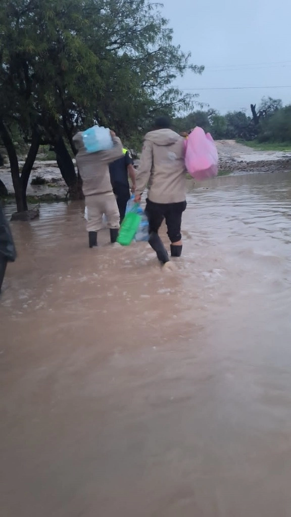 Protección Civil de SLP entregó víveres a 60 personas afectadas por las fuertes lluvias registradas en la entidad. Foto  'La Jornada'  