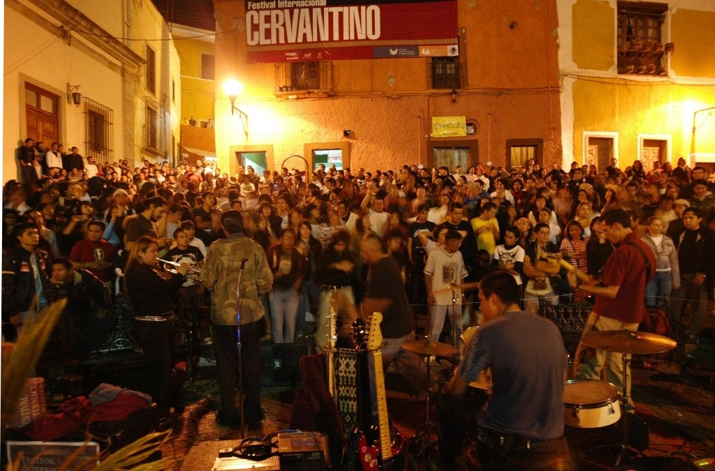 Así lucieron las calles en la edición 51 del Cervantino. Este año, la gente esperaba samba en los callejones, ya que Brasil fue el país invitado. Foto Yazmín Ortega