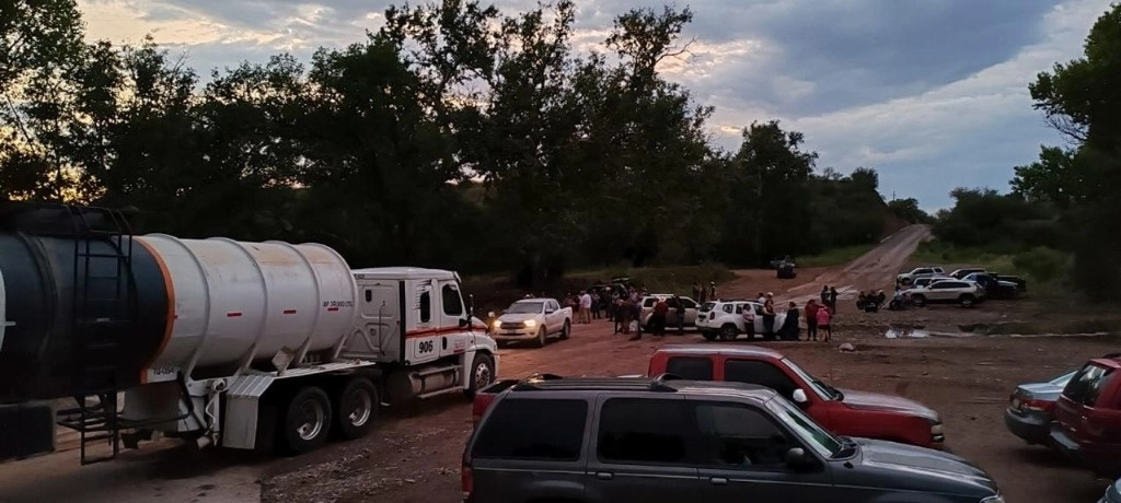 Habitantes de municipios de la sierra de Sonora, durante un bloqueo en el camino que conduce a los ríos Bacoachi y Sonora para impedir que pipas de la minera Grupo México extraigan agua de los cauces. Foto Cristina Gómez Lima 