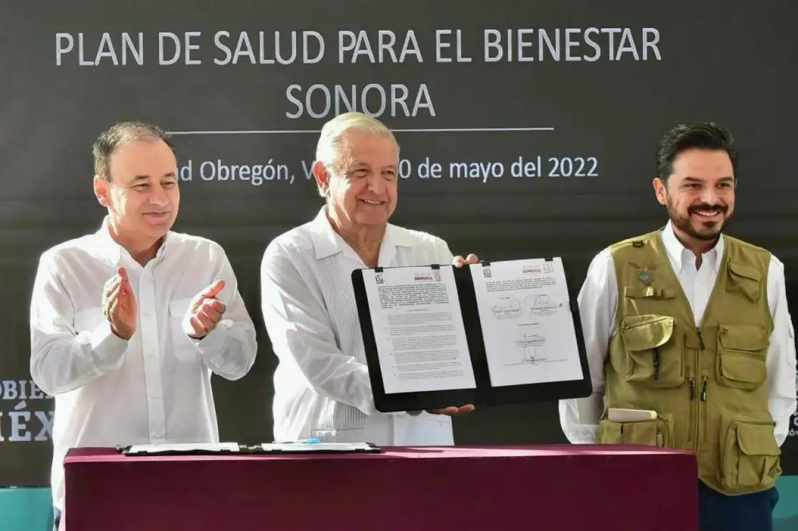 En el marco de la visita del presidente López Obrador al estado, el IMSS firmó dos acuerdos con el gobernador de Sonora, Alfonso Durazo, para la mejora de los servicios de salud en la entidad, el 20 de mayo de 2022. Foto cortesía Presidencia
