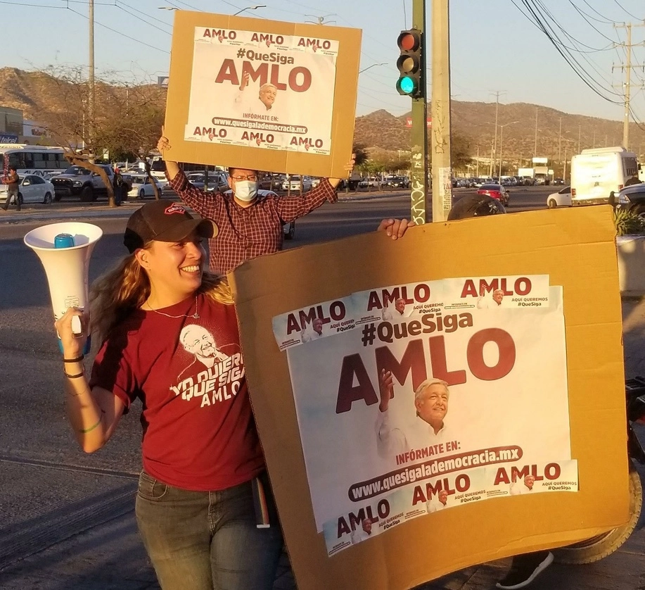 Simpatizantes de AMLO marcharon en Hermosillo para apoyar la revocación de mandato. Foto Cristina Gómez