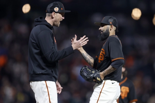 Portando la franela de San Francisco con el dorsal 54, el pítcher de 40 años, dejó esta noche el campo de juego emocionado y con lágrimas, dirigió su mirada hacia las tribunas. Foto Ap
