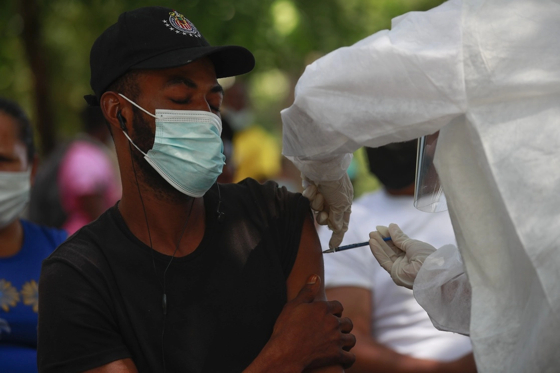 Ayer, decenas de haitianos acudieron a recibir la vacuna de CanSino en un módulo instalado junto al Parque Ecológico Tapachula, Chiapas. Foto Víctor Camacho