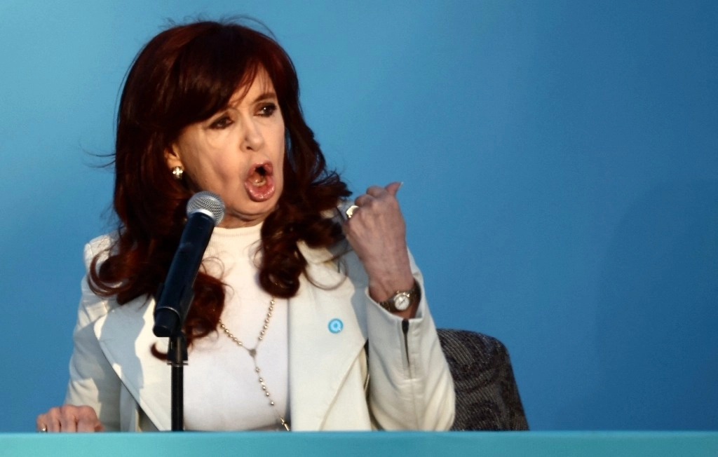 La reaparición de la ex presidenta argentina se dio el el marco de la inauguración de un recinto deportivo bautizado con el nombre de su marido, el fallecido ex presidente Néstor Kirchner. Foto Afp.