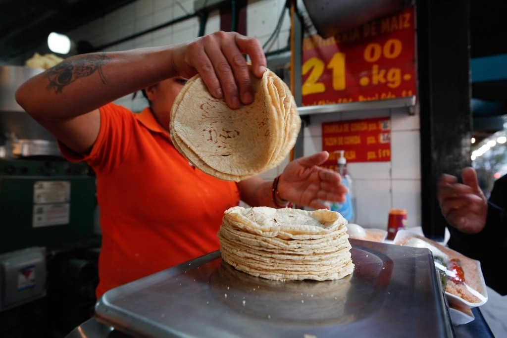 Productores de tortillas de Nuevo Laredo anticipan un posible aumento de 2 pesos en el precio por kilo a partir de febrero. Foto Cristina Rodríguez