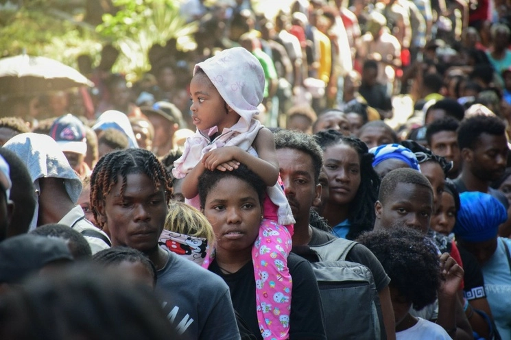 Migrantes haitianos ingresaron por la fuerza a las oficinas de la Comar en Tapachula, Chiapas, el lunes pasado, ante la desesperación por no ser atendidos. Foto Cuartoscuro