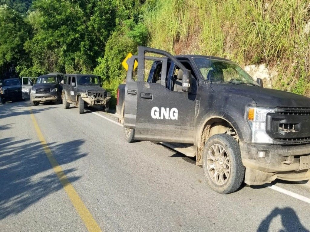 Aspecto de una camioneta luego de un enfrentamiento entre civiles armados y militares el pasado jueves sobre una carretera en el municipio Tecpan de Galeana, Guerrero. Foto Cuartoscuro