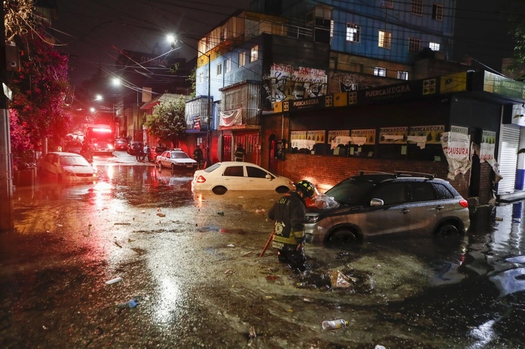 Una cuarta parte de los accidentes automovilísticos que se han reportado en el país ocurren durante la temporada de lluvias, señala GNP. Foto Víctor Camacho / Archivo