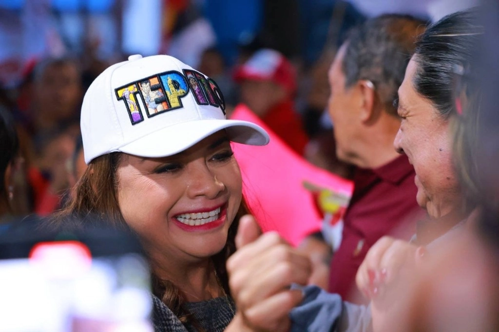 La precandidata de Morena al gobierno de la CDMX, Clara Brugada durante su recorrido por Tepito. Foto tomada de sus redes sociales