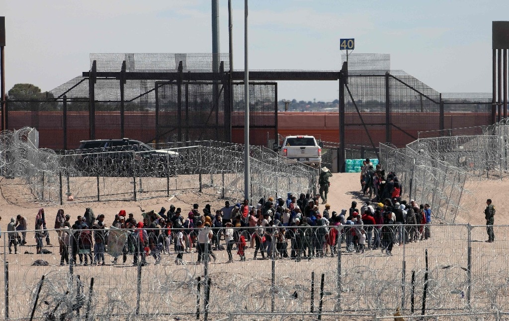 In Texas, more than 140 migrants are accused of attempting to massively enter the US