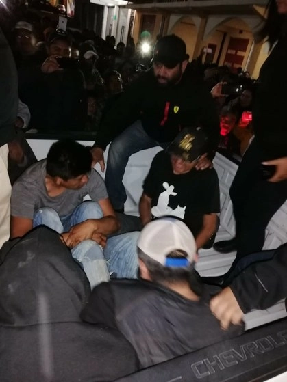 Los pobladores señalaron a los trabajadores de la gasera como cómplices del secuestro. Foto La Jornada