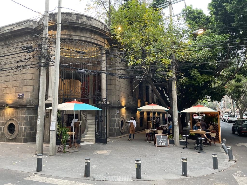 The Lower Deck se ubica en la planta baja del Museo Casa Filomeno, que alberga una colección única de arte y valiosas antigüedades. Foto La Jornada 