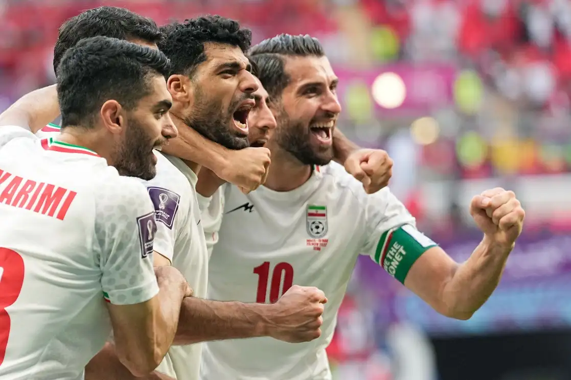Los jugadores iraníes celebran la victoria por 2-0 conseguida ante Gales, en el estadio Ahmad Bin Ali de Doha. Foto Ap