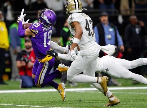 Adam Thielen (19), de los Vikingos de Minnesota, atrapa un decisivo pase de 43 yardas en el tiempo extra contra los Santos de Nueva Orleans en el Mercedes Benz Superdome. Foto Afp