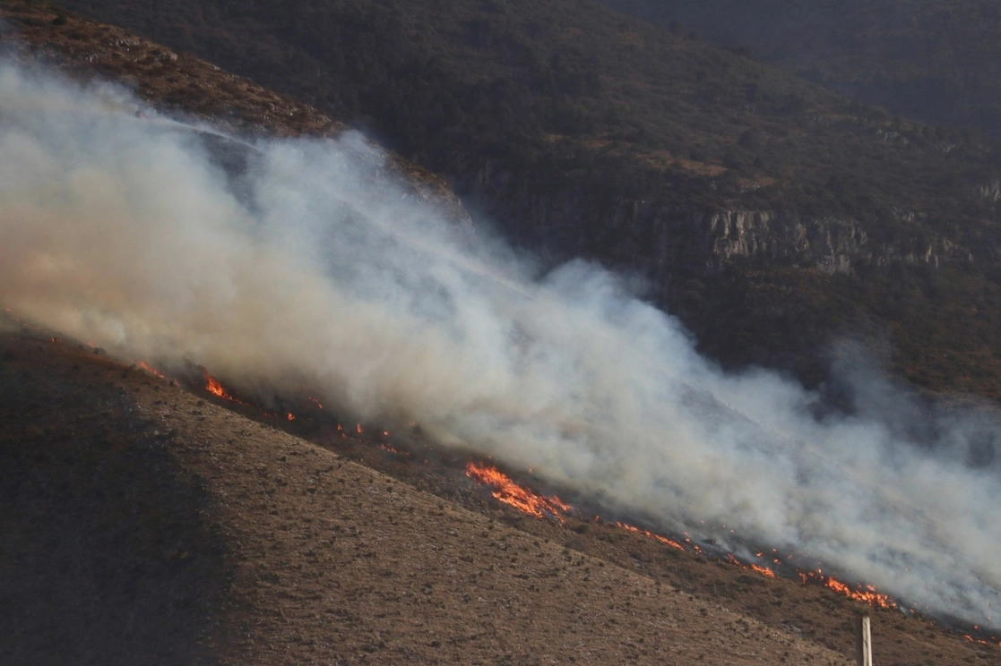 Incendio forestal en la sierra de Zapaliname, la cual divide a los municipios de Saltillo y Arteaga, en Coahuila, en imagen del 22 de marzo de 2021. Foto Cuartoscuro 