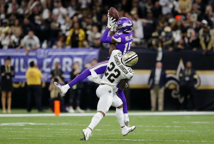 Stefon Diggs de los Vikingos de Minnesota acarrea el balón en el juego de comodines ante Santos de Nueva Orleans. Foto Afp