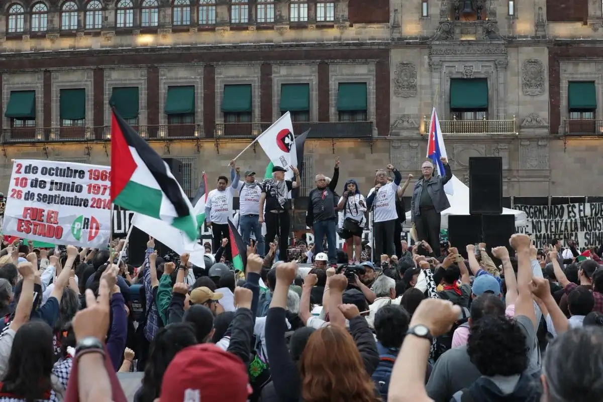Integrantes del Comité 68 durante el mitin frente a Palacio Nacional. Foto 