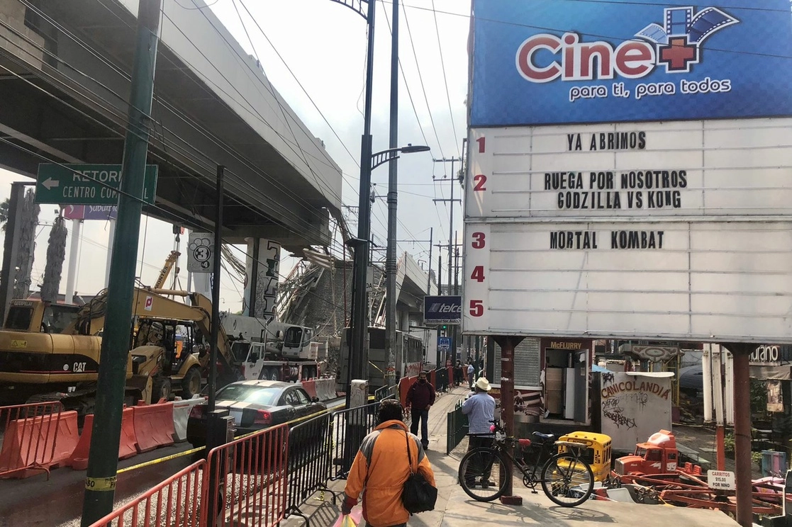 Los trabajos para remover la estructura que colapsó en la Línea 12 del Metro, entre las estaciones Olivos y Tezonco, se encuentran detenidos por el momento en la alcaldía Tláhuac. Foto Luis Castillo