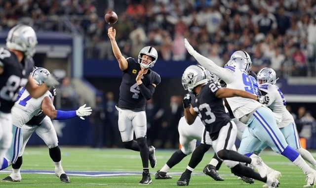 El jugador de Dallas, Dak Prescott (c) durante una jugada en el encuentro. Foto Afp