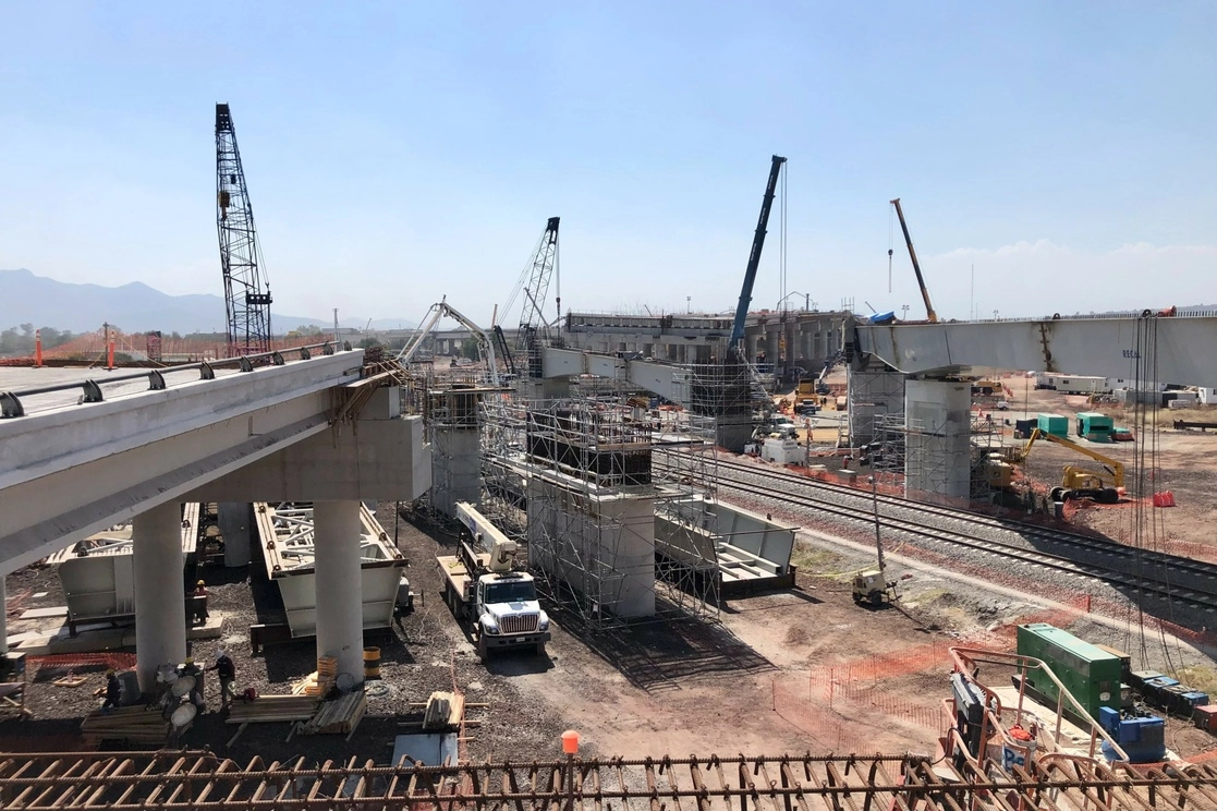 El gasto público en infraestructura es de 2.6 por ciento como proporción del PIB, la mitad de lo recomendado según estándares internacionales. Foto Luis Castillo / Archivo