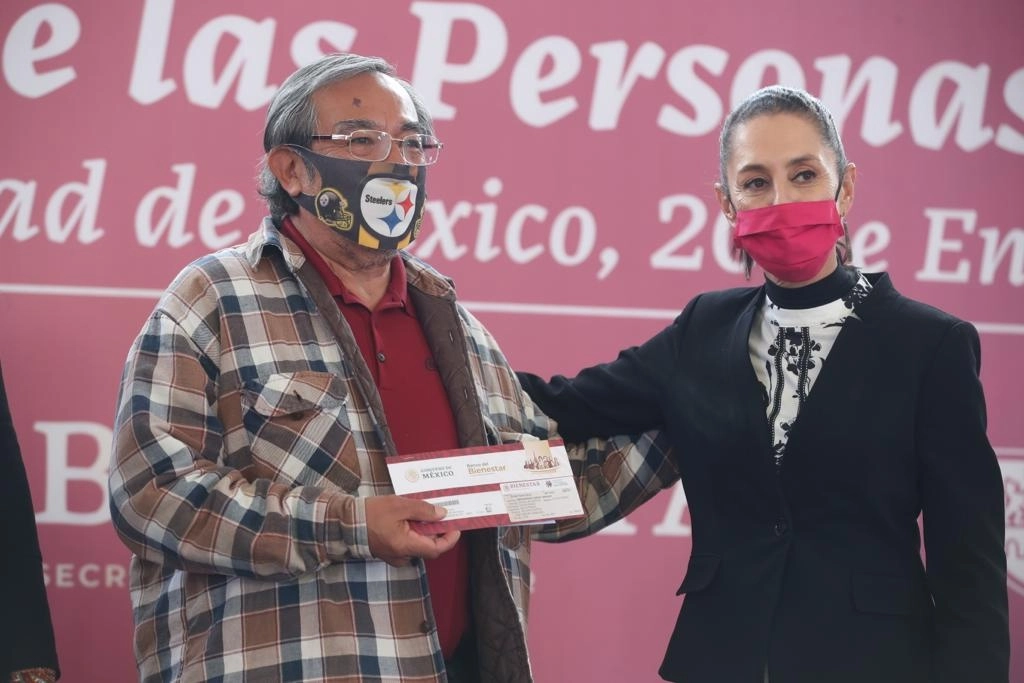 La jefa del Gobierno capitalino, Claudia Sheinbaum, encabeza el evento de entrega de apoyos del programa de Bienestar a personas mayores de 65 años, realizado en la explanada del Monumento a la Revolución, en la Ciudad de México, el 20 de enero de 2022. Foto José Antonio López