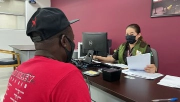 Un migrante en oficinas del INAMI