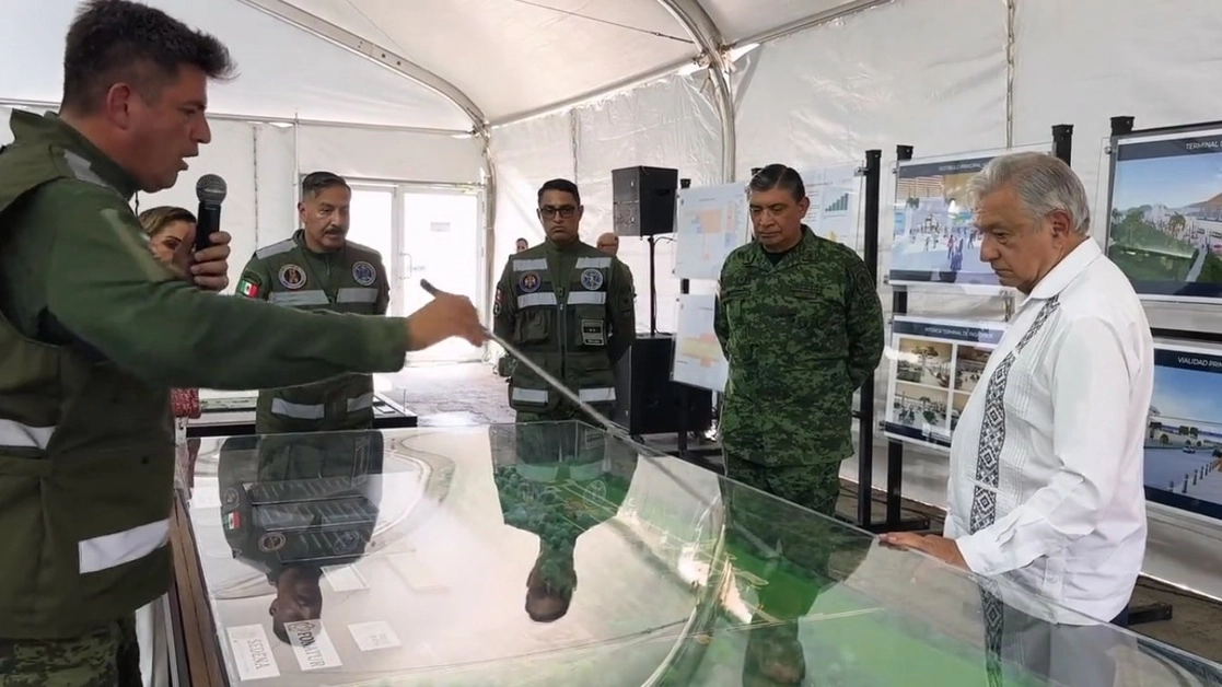 El presidente Andrés Manuel López Obrador, estuvo acompañado por el secretario de la Defensa Nacional, Luis Crescencio Sandoval, y la gobernadora de Quintana Roo, Mara Lezama. Captura del video difundido en las redes sociales del mandatario