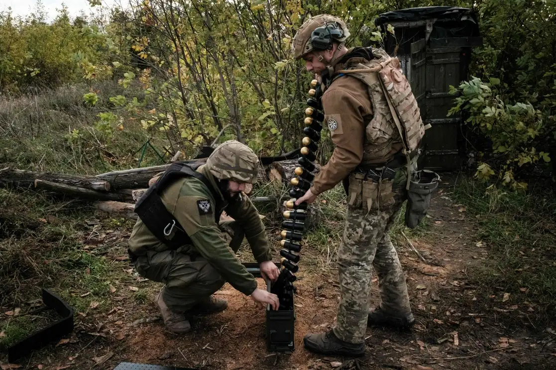 Soldados ucranios alistan su armamento para defender su posición de las tropas rusas, en la región de Donetsk. Foto Afp