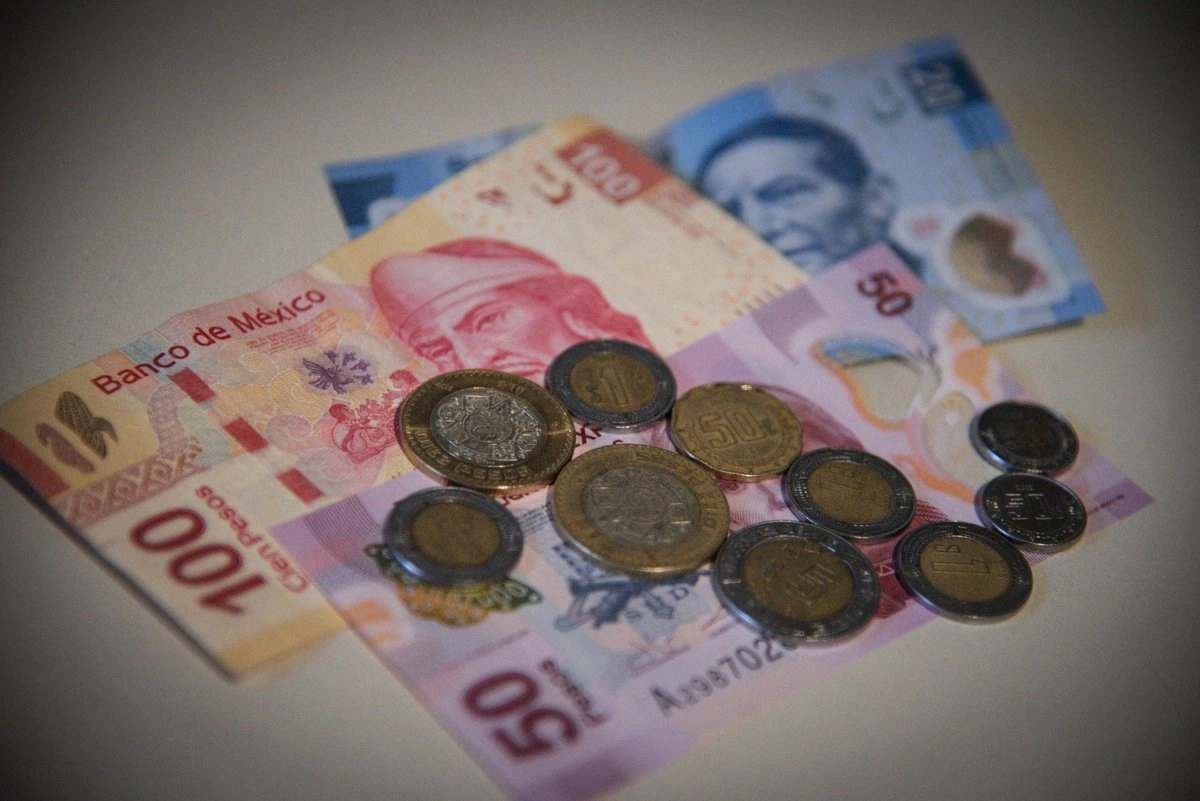 La presidenta Claudia Sheinbaum informó que ya están en la última etapa de negociaciones para alcanzar un acuerdo con los sectores involucrados para anunciar el próximo primero de diciembre el aumento al salario mínimo. Foto 